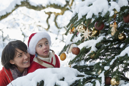 Österreich, Land Salzburg, Flachau, Junge Mutter und Tochter Blick auf Weihnachtsbaum
